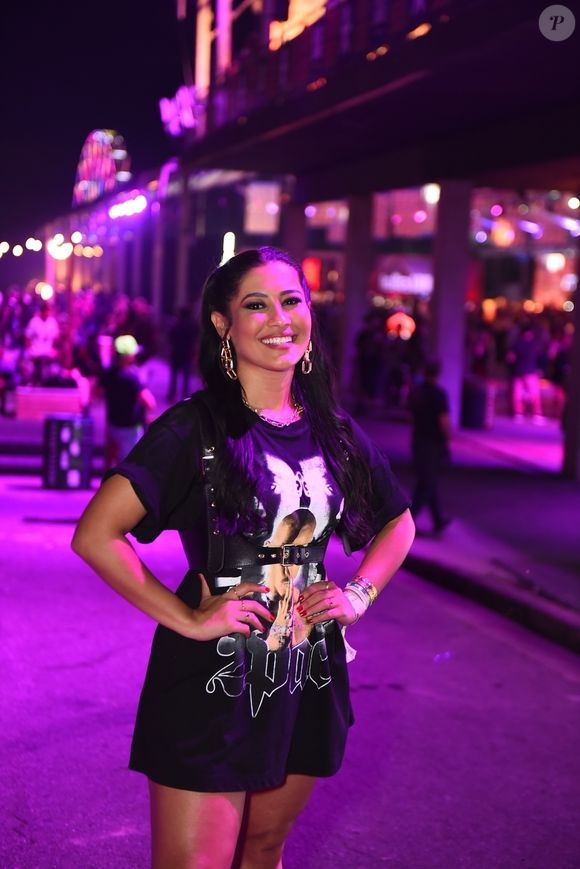 Uma camiseta oversized protagonizou o look de Thaynara OG no Lollapalooza 2023