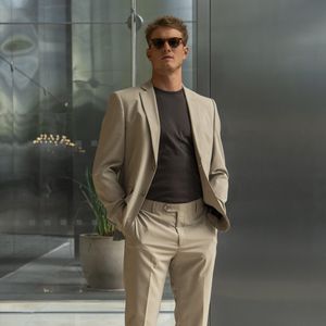 Leonardo Ferette (Pedro Novaes) — Filho de Santiago Ferette (Murilo Benício) e Zenilda (Andréia Horta), e irmão de Lorena (Alanis Guillen). É um jovem privilegiado que gosta de curtir a vida sem compromisso. Ambicioso, mal vê a hora de ocupar o lugar de Santiago nos negócios da Fundação Ferette.  Vai se envolver com Viviane (Gabriela Loran).