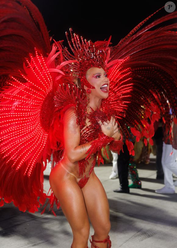 Virgínia Fonseca também enfrentou problemas com o tapa-sexo, outro perrengue que atrapalhou sua evolução na avenida