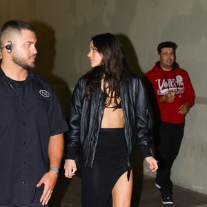 Ao deixar o evento, Bruna Marquezine foi flagrada andando com sua sandália de grife arrebentada - mas sem descer do salto, é claro!