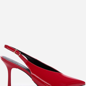 O slingback vermelho envernizado da C&A adiciona impacto imediato e referência fashion a qualquer visual