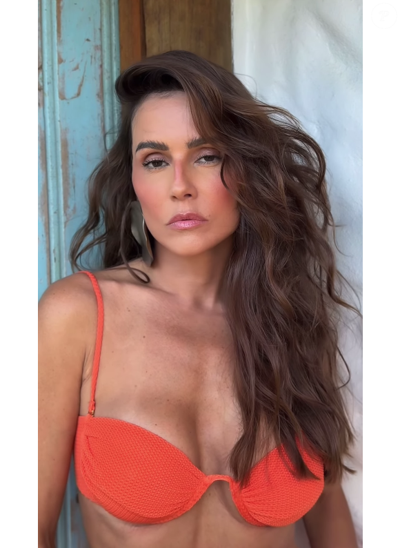 Deborah Secco, aos 45 anos, adora usar seu cabelo longo ao natural