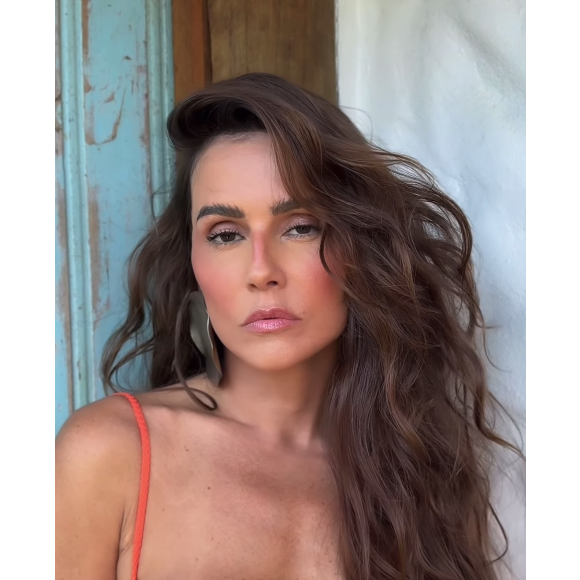 Deborah Secco, aos 45 anos, adora usar seu cabelo longo ao natural