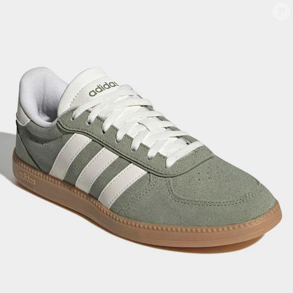 O Tênis Adidas Breaknet Sleek Suede Feminino custa R$ 249,98 no Pix ou R$ 263,14 em até três vezes sem juros no site da Netshoes, conforme os valores consultados até o fechamento desta matéria. O modelo é uma alternativa para quem procura um calçado casual por menos de R$ 250 à vista