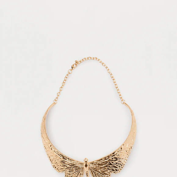 A vilã de Grazi Massafera brilha em cena com estilo marcante e peças assinadas por uma equipe de figurino que estudou até a Brasilândia para compor o visual dos personagens