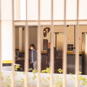 Roberto Carlos usava máscaras ao deixar o centro médico