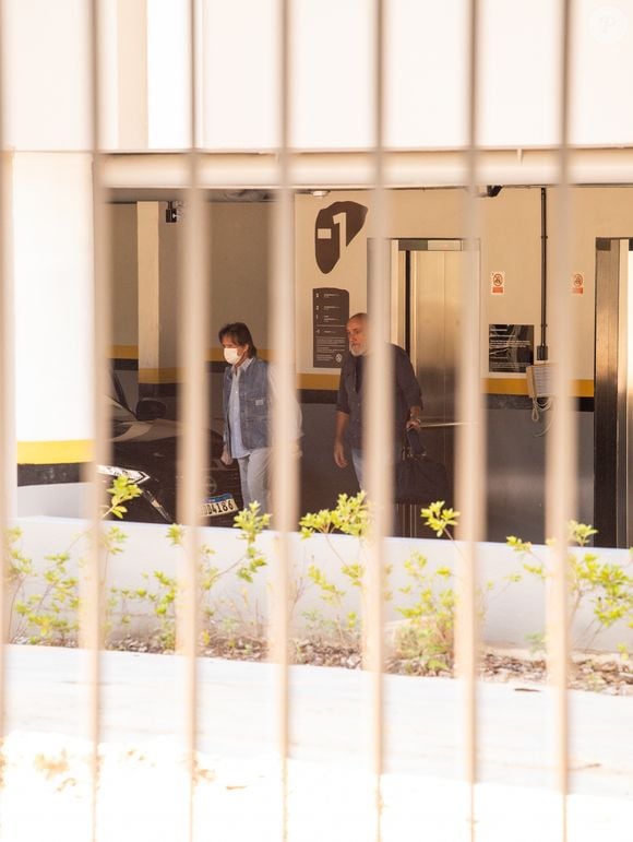 Roberto Carlos usava máscaras ao deixar o centro médico