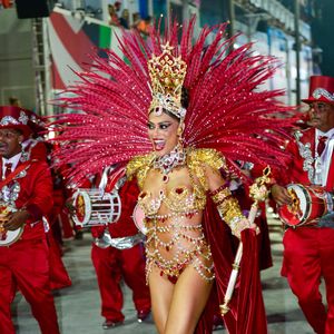 Juliana Paes está de volta à Marquês de Sapucaí como rainha de bateria