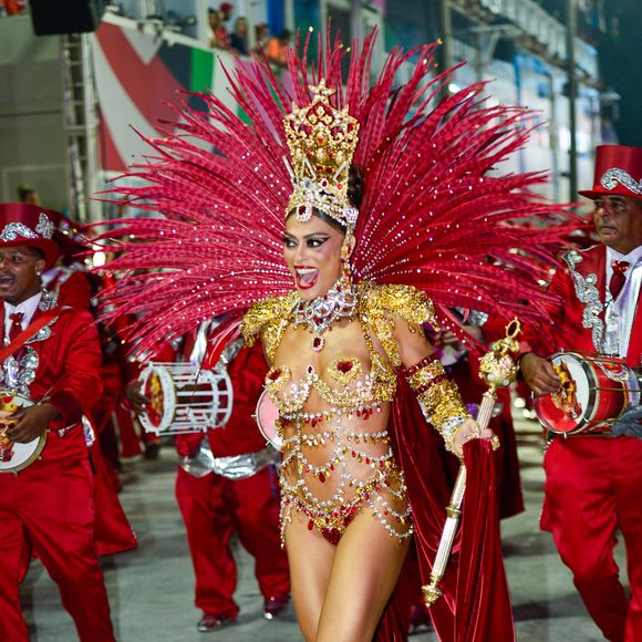 Juliana Paes está de volta à Marquês de Sapucaí como rainha de bateria