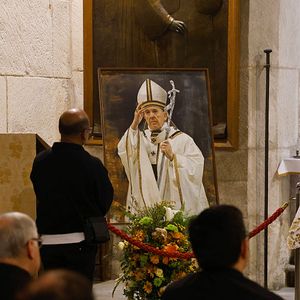 Jerusalém: um retrato do Papa Francisco na Igreja do Santo Sepulcro é erguido em homenagem após a notícia de sua morte