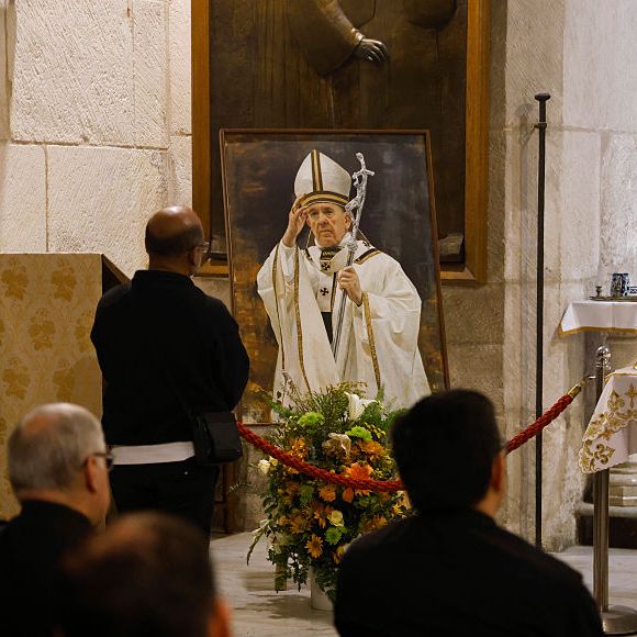 Jerusalém: um retrato do Papa Francisco na Igreja do Santo Sepulcro é erguido em homenagem após a notícia de sua morte
