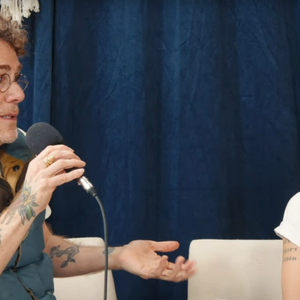 Nando Reis compartilha trajetória de superação e apoia Giulia em momento de emoção no 'Pé no Sofá Pod'