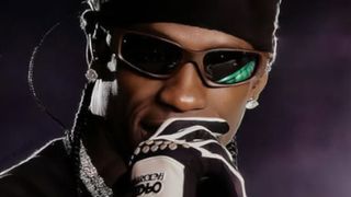 Travis Scott no Brasil: de atraso absurdo a milhares de reais em bordel de luxo, relembre 3 loucuras que podem voltar no The Town