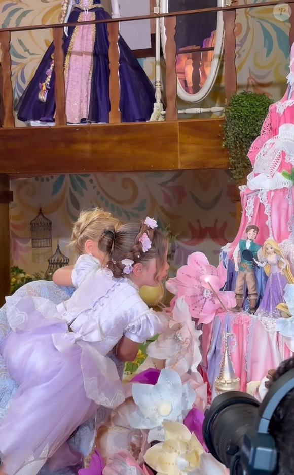 Rosa, lilás, dourado e creme dominam a decoração da festa de 4 anos de Maria Flor, filha de Virginia Fonseca e Zé Felipe. Inspirado em 'Enrolados', o cenário foi pensado para recriar o universo de Rapunzel, com estruturas monumentais, flores artesanais e detalhes que remetem ao reino de Corona