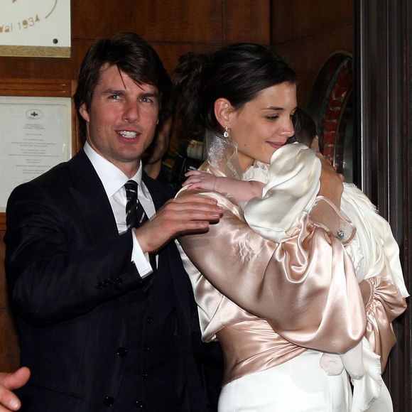 Segundo o Page Six, Suri Noelle inicia uma nova fase de sua vida acadêmica na Universidade Carnegie Mellon já utilizando oficialmente o sobrenome herdado de sua mãe, Katie Holmes