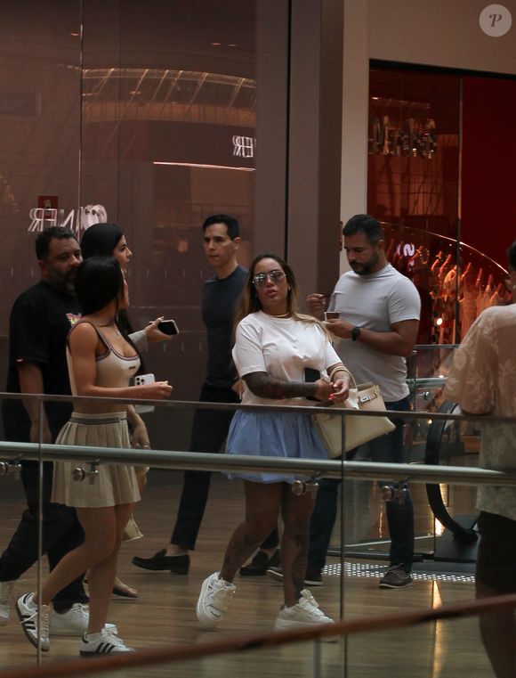 Rafaella ostentava pelo shopping o modelo Birkin Togo 30, bolsa exclusiva vendida na loja por R$ 67,7 mil, mas que pode chegar até R$ 216 mil por e-commerce.