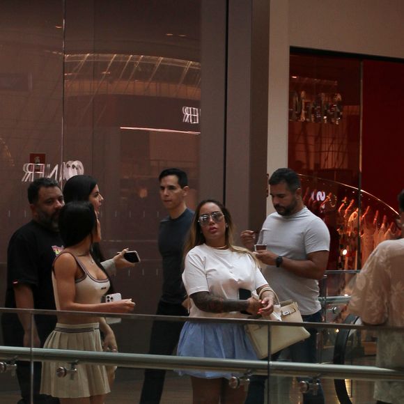 Rafaella​ ostentava pelo shopping o modelo Birkin Togo 30, bolsa exclusiva vendida na loja por R$ 67,7 mil, mas que pode chegar até R$ 216 mil por e-commerce.