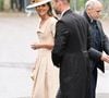 Em rara aparição em um casamento, Kate Middleton apostou em um look monocromático de R$ 4,7 mil para prestigiar Peter Phillips e Harriet Sperling