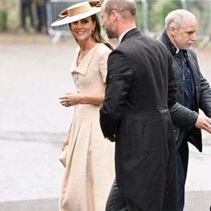 Em rara aparição em um casamento, Kate Middleton apostou em um look monocromático de R$ 4,7 mil para prestigiar Peter Phillips e Harriet Sperling