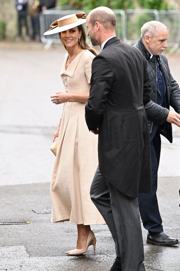 Em rara aparição em um casamento, Kate Middleton apostou em um look monocromático de R$ 4,7 mil para prestigiar Peter Phillips e Harriet Sperling