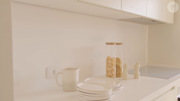 Cozinha totalmente off-white: a marcenaria planejada reforça o estilo limpo e funcional do apartamento