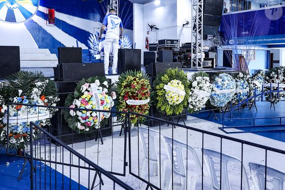 Velório de Gilsinho, intérprete de carnaval da Portela: coroas de flores foram levadas para a quadra da escola