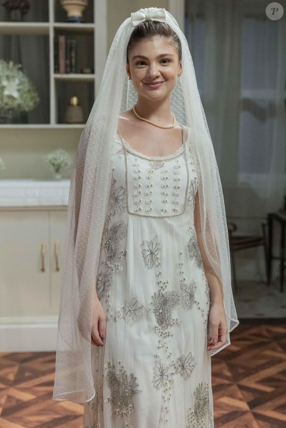 Celeste (Debora Ozório), com vestido de noiva, pronta para seu casamento na novela 'Garota do Momento'