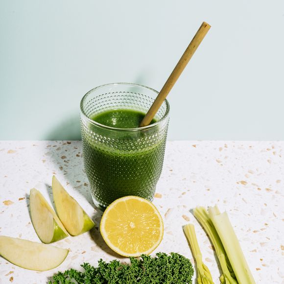 Para quem busca um suco detox e diurético, pode considerar uma opção com couve, abacaxi, hortelã e linhaça