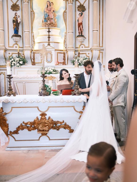 Natália Vivacqua e Eike Duarte se casaram em Vargem Pequena, no Rio de Janeiro, e apostaram em uma cerimônia repleta de elegância