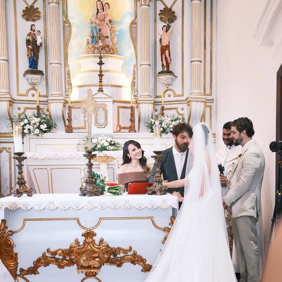 Natália Vivacqua e Eike Duarte se casaram em Vargem Pequena, no Rio de Janeiro, e apostaram em uma cerimônia repleta de elegância