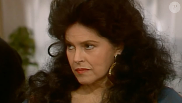 Samira (Maria Helena Dias) é amante de Gino (Jandir Ferrari) e se envolve com filho de Saldanha no final da novela 'Rainha da Sucata'