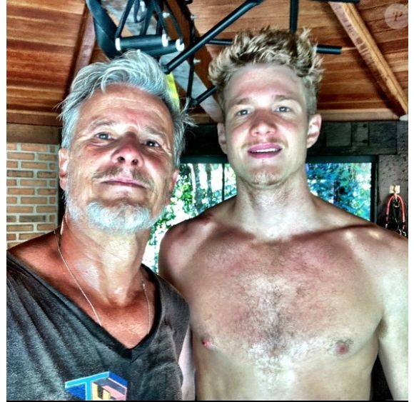 O filho de Marcello Novaes, Pedro Novaes chama a atenção da web pela beleza e semelhança com o pai