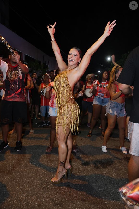 Carnaval 2025 com Viviane Araújo: nos pés, a Rainha do Salgueiro compôs com uma sandália de salto dourada.