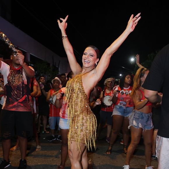 Carnaval 2025 com Viviane Araújo: nos pés, a Rainha do Salgueiro compôs com uma sandália de salto dourada.