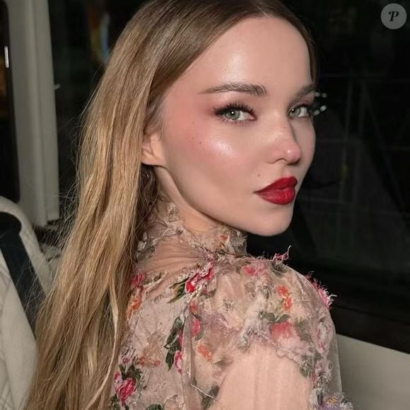 Dove Cameron aderiu à tendência das flat brows, sobrancelhas retas que conquistaram mulheres em busca de uma expressão mais jovem, suave e sofisticada sem recorrer a procedimentos estéticos