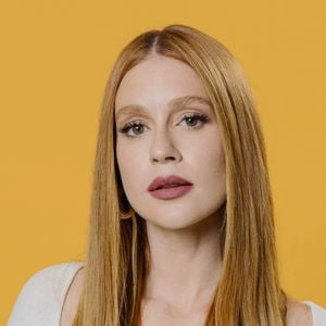 O corte reto ganha leveza com pequenos movimentos nas pontas, criando um visual minimalista, elegante e longe do efeito rígido; Marina Ruy Barbosa aposta bastante no visual, com seus cabelos ruivos sempre impecáveis