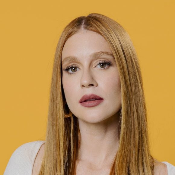 O corte reto ganha leveza com pequenos movimentos nas pontas, criando um visual minimalista, elegante e longe do efeito rígido; Marina Ruy Barbosa aposta bastante no visual, com seus cabelos ruivos sempre impecáveis