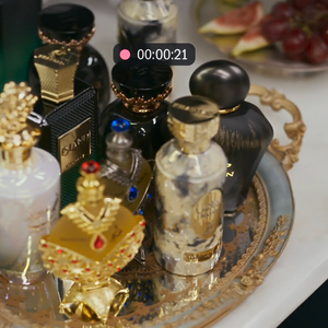 Em meio a uma cena divertida e recheada de ironia social, um perfume árabe luxuoso chamou atenção no banheiro da mansão que pertenceu ao falecido Arthur Brandão, interpretado por Antonio Fagundes, e que foi recentemente apropriada pela inquilina e vilã Pilar, personagem de Isabel Teixeira