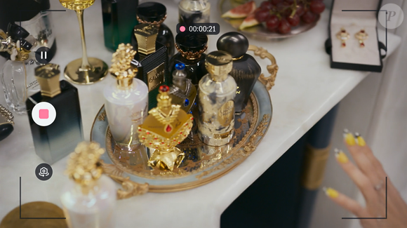 Em meio a uma cena divertida e recheada de ironia social, um perfume árabe luxuoso chamou atenção no banheiro da mansão que pertenceu ao falecido Arthur Brandão, interpretado por Antonio Fagundes, e que foi recentemente apropriada pela inquilina e vilã Pilar, personagem de Isabel Teixeira