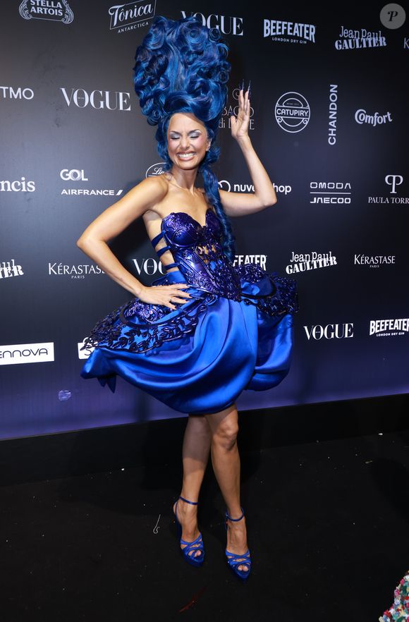 Baile da Vogue 2026: Camila Pitanga escolheu o azul como a sua cor do dia e posou belíssima com um vestido com corset vazado, curto e peruca alta