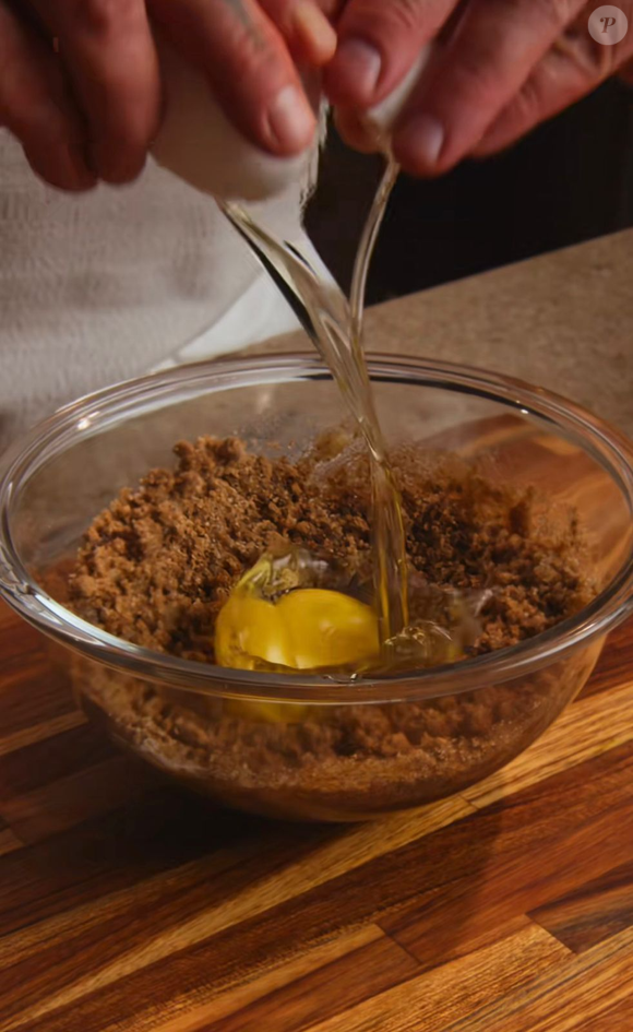 Receita de torta cookie na airfryer leva ovos, farinha de trigo e bicarbonato de sódio para formar a base da sobremesa