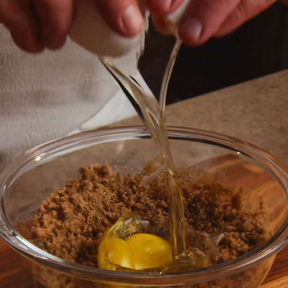 Receita de torta cookie na airfryer leva ovos, farinha de trigo e bicarbonato de sódio para formar a base da sobremesa