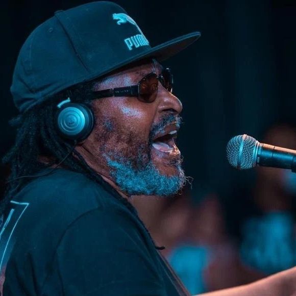 Edson Gomes: após a polêmica com Daniela Mercury, uma acusação contra o cantor foi resgatada pela web e repercutida pelo portal iBahia