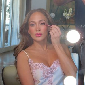 Jennifer Lopez mostra como uma maquiagem bem trabalhada nos olhos pode valorizar a beleza natural. Para mulheres com olhos castanhos que buscam inspiração, delineadores em tons terrosos são opções versáteis para definir o olhar sem criar um contraste tão intenso quanto o preto