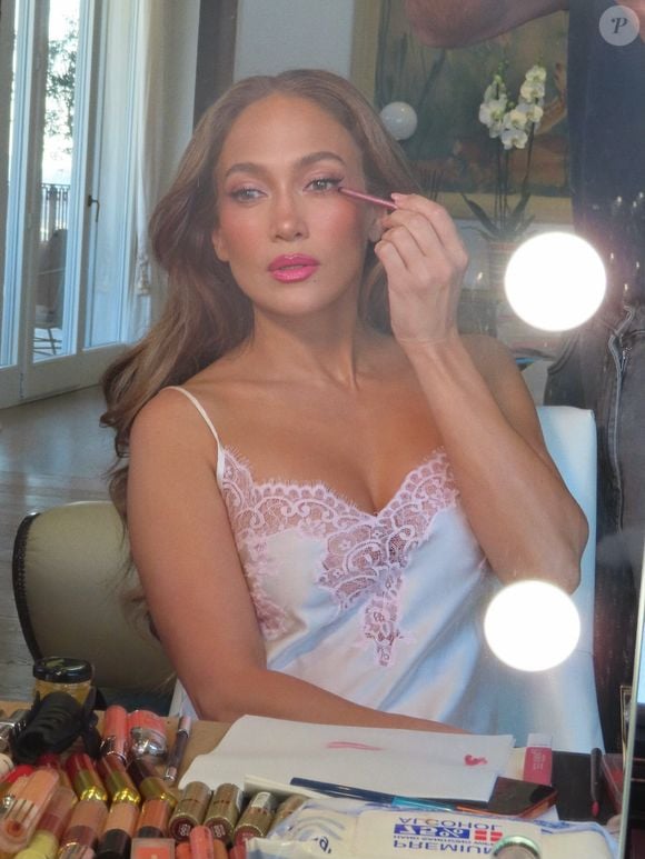 Jennifer Lopez mostra como uma maquiagem bem trabalhada nos olhos pode valorizar a beleza natural. Para mulheres com olhos castanhos que buscam inspiração, delineadores em tons terrosos são opções versáteis para definir o olhar sem criar um contraste tão intenso quanto o preto