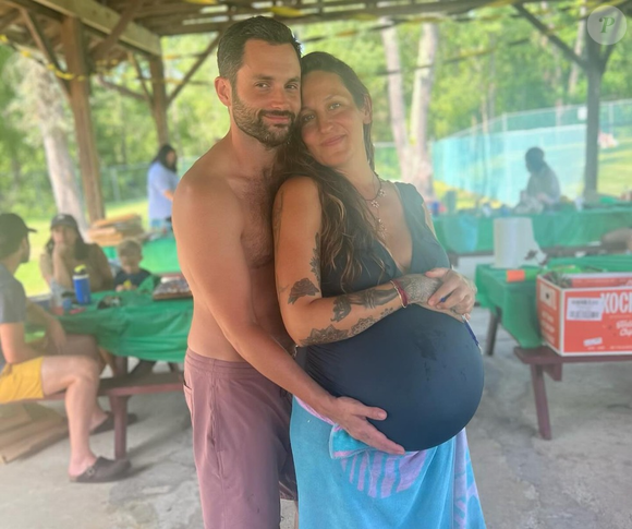 Os filhos gêmeos de Penn Badgley (de Gossip Girl e You) e sua esposa, Domino Kirke, nasceram em 2025, sendo anunciados em setembro do mesmo ano; eles já tinham um menino e Domino tem outro filho mais velho, totalizando quatro meninos na família, incluindo os gêmeos idênticos
