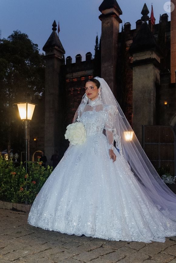 Luana Sales apostou em um vestido de noiva estilo princesa assinado pela Eliane Noivas para subir ao altar com Sidney Sampaio em Vinhedo, interior de São Paulo