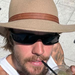 Justin Bieber exibiu uma foto sua sorrindo para a câmera, aparentemente esperando Wonder, de 74 anos, atender a ligação. Ele usou como trilha sonora do clipe a música "Overjoyed", do Hall da Fama do Rock and Roll.