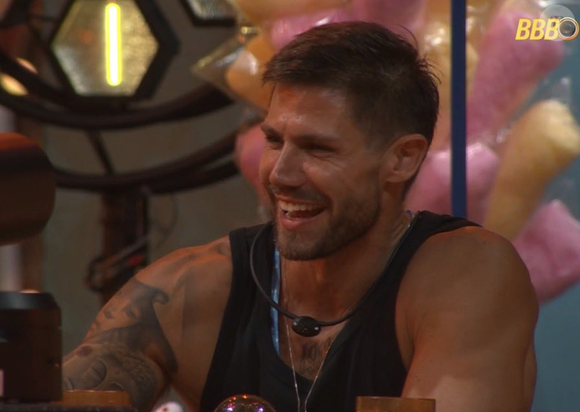 Jonas ficou de 'sorriso amarelo' ao ver retorno de Breno e Juliano Floss ao 'BBB 26'
