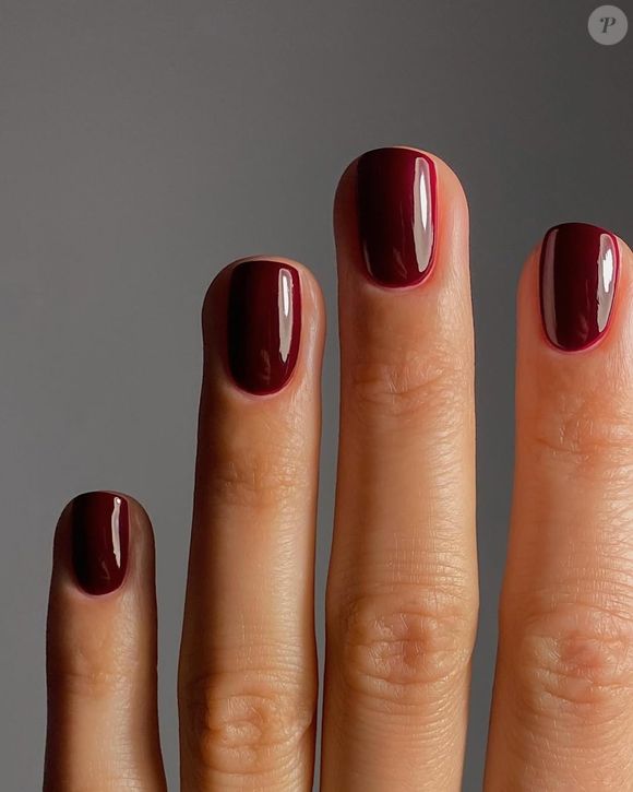 Entre os tons profundos e ricos , o bordô é sempre uma escolha segura ; é uma cor elegante e, ao mesmo tempo, marcante.